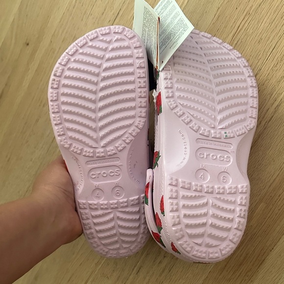 NWT - Crocs Baya Seasonal Printed Clog Ballerina Pink Strawberry M4/W6 - Picture 5 of 6